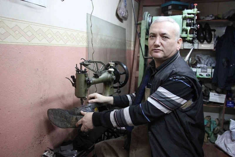 Yaklaşan kış ayları ayakkabı tamircilerinin yüzünü güldürüyor
