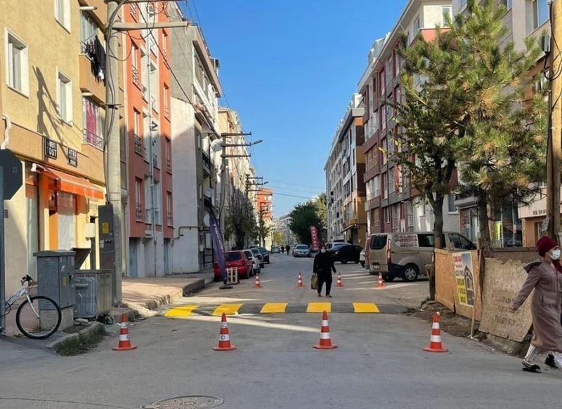 Her gün kazaların yaşandığı yola kasis önlemi
