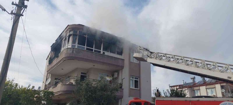 Klimadan çıkan yangın evi küle döndürdü
