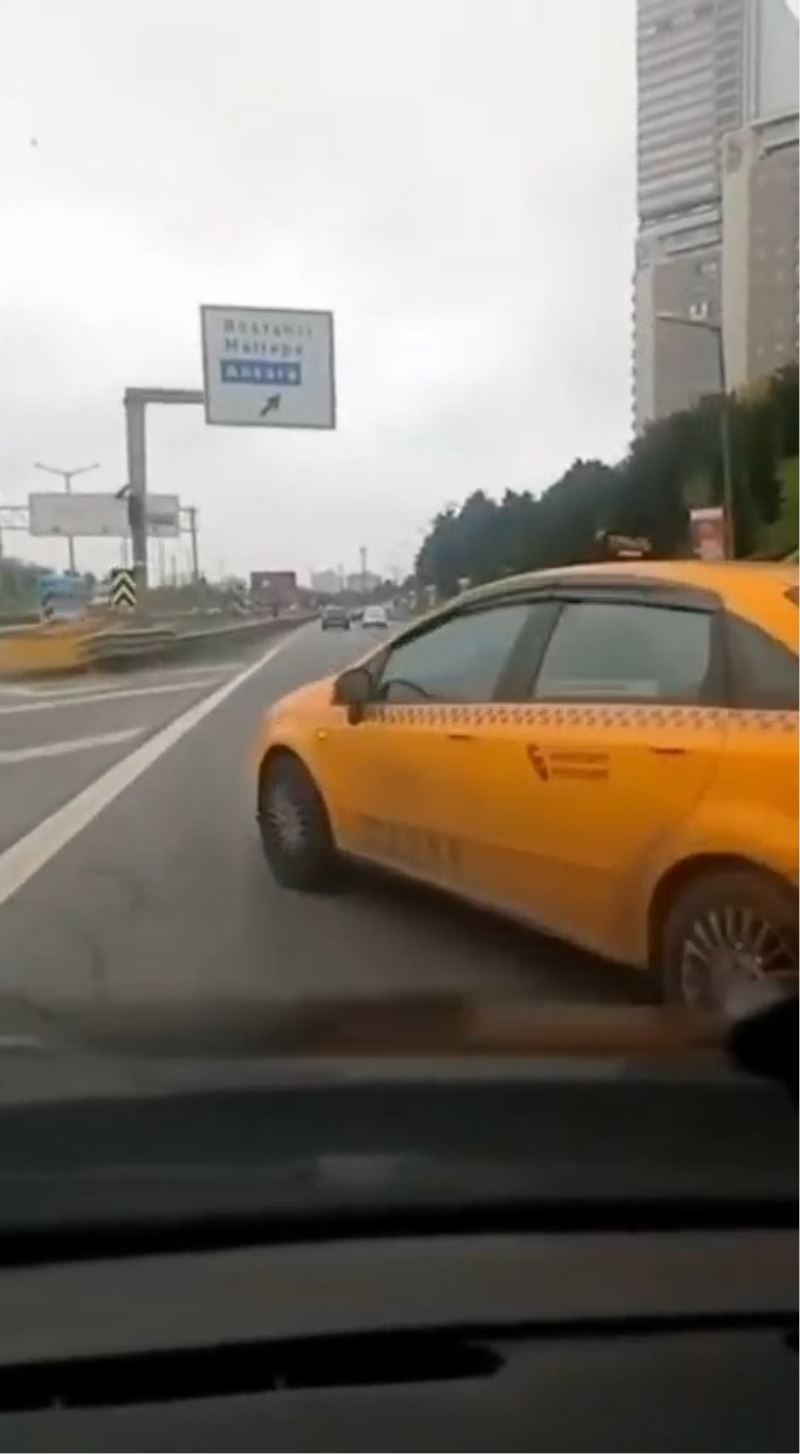 Kadıköy’de arabada ’canlı yayın’ kazası kamerada
