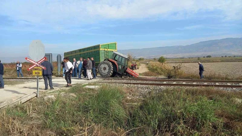 Trenin çarptığı traktörün ön iki tekerleği tarlaya uçtu; 1 yaralı
