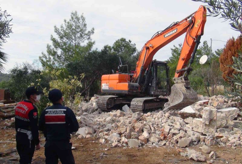 Akbük koyunda yıkımlar tekrar başladı
