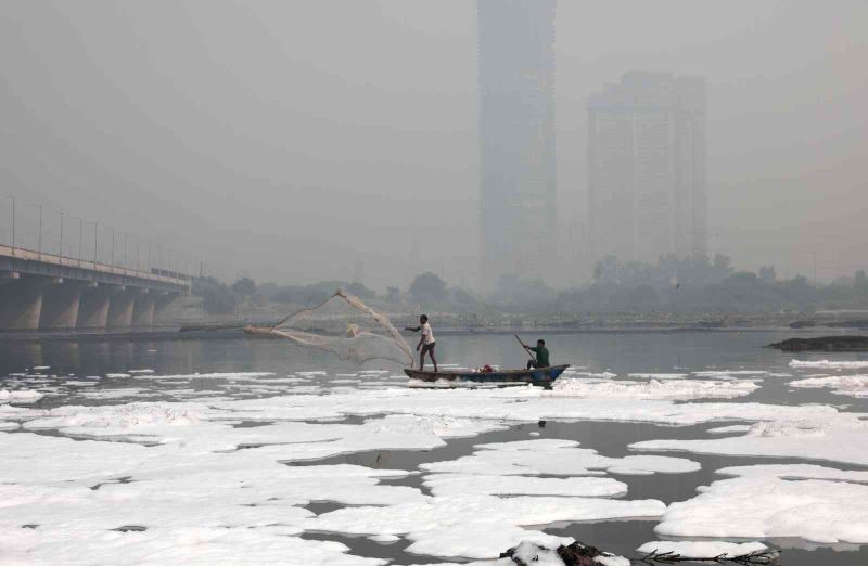 Hindistan’da Yamuna Nehri zehirli köpükle kaplandı
