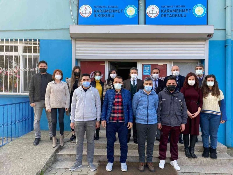 Karamehmet İlkokulu’nun yönetici ve öğretmenlerine başarı belgesi
