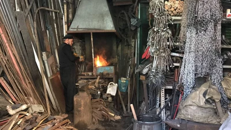 Bayburtlu demirci ustası ekmeğini çeyrek asırdır demir döverek kazanıyor
