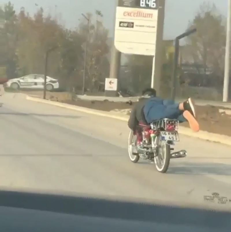 Motosikletlerin üzerine yatıp yarış yapan iki genç hapis cezasıyla yargılanacak
