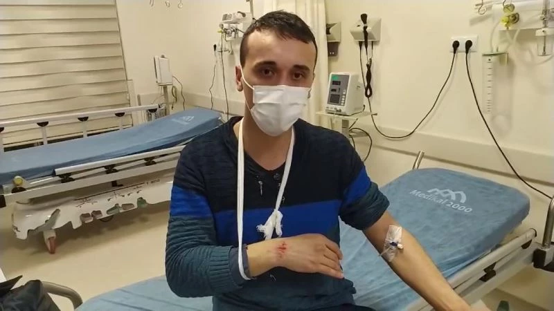 Deprem sırasında merdivenden düşen genç yaralandı
