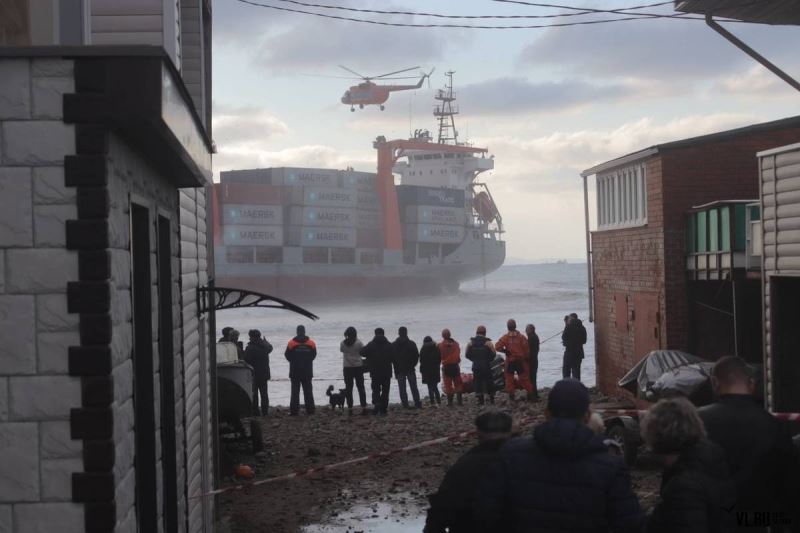 Rusya’da denizciler karaya oturan gemiden helikopterle kurtarıldı
