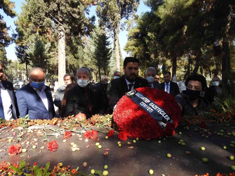 Gazeteci Aykut Tuzcu, mezarı başında anıldı
