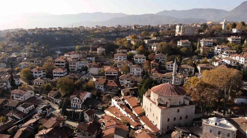 Tarihi evleriyle ünlü Safranbolu’da sonbahar güzelliği

