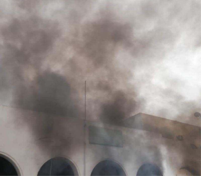 Tunus’ta protestocular ve güvenlik güçleri arasında çıkan şiddetli çatışma sonucu polis karakolu ateşe verildi
