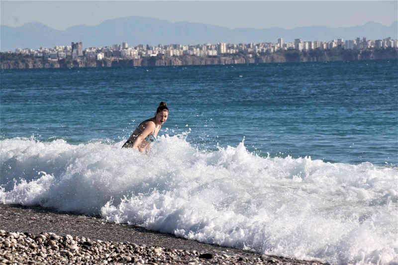 Türkiye güne kar yağışı ile uyanırken Antalya’da turistler denize koştu
