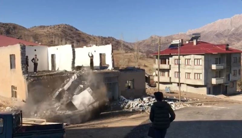 İlkel yöntemlerle tehlikeli ev yıkımı
