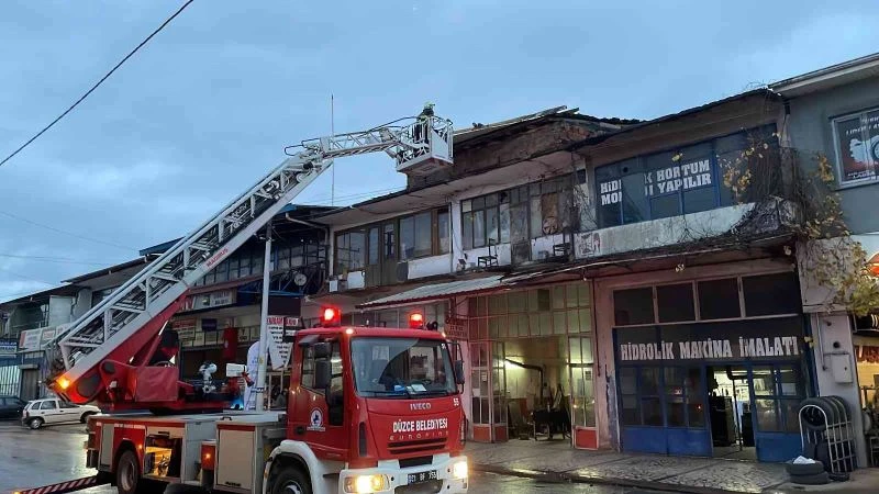 Çatı uçtu, esnaf araçlarını apar topar çekti
