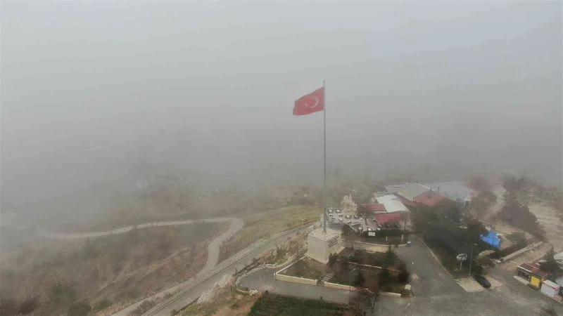 Sıcaklıkların düştüğü Elazığ’ı sis teslim aldı
