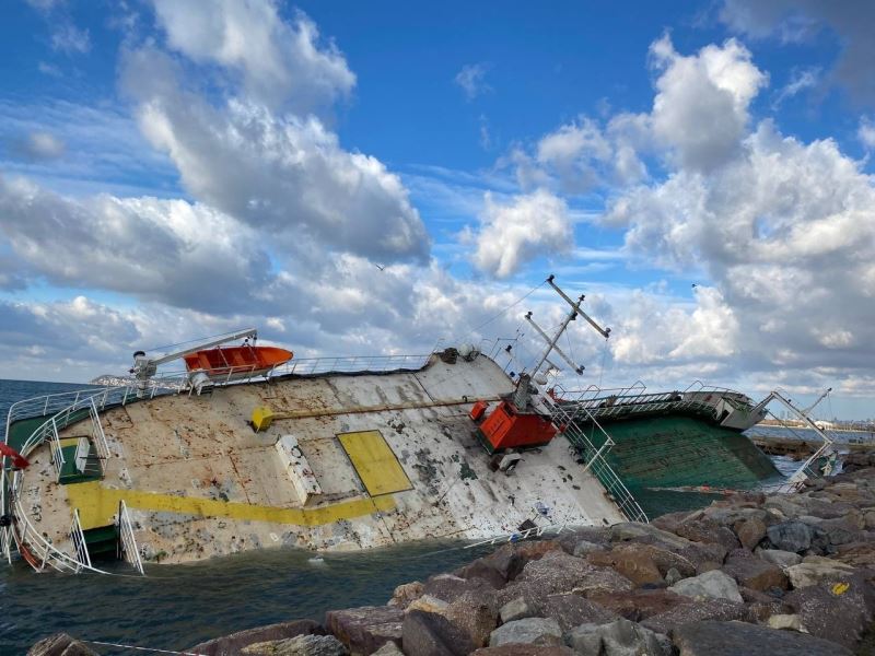 Maltepe’de fırtınada karaya oturan gemi kurtarılmayı bekliyor
