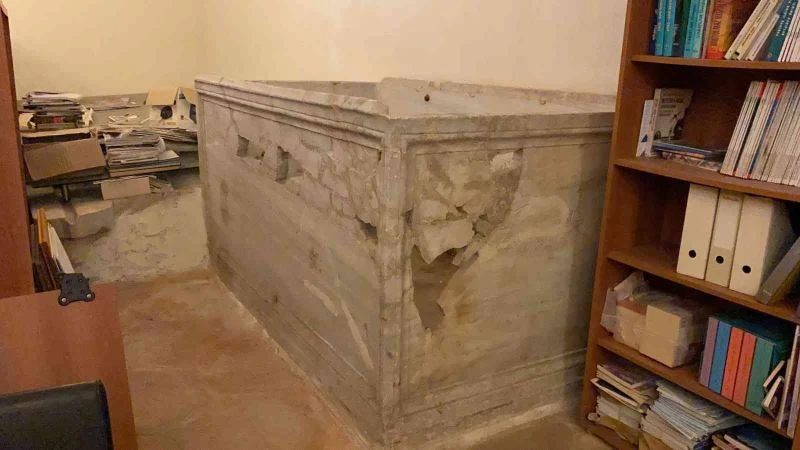 Şehzade Mehmet İmarethanesi’ndeki lahitin ön kısmında bulunan akrostiş şiir görenlerin dikkatini çekiyor
