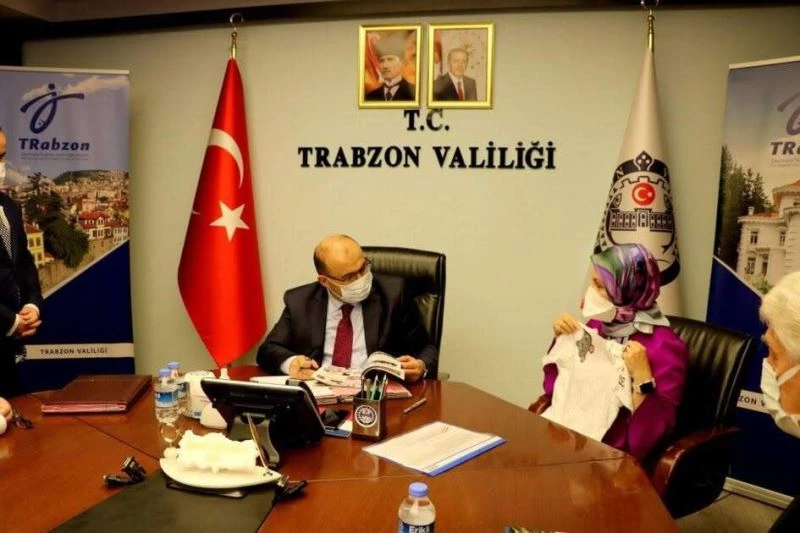 ’’Çıkarmadan Tedavi Oluyorum’’ Projesi ile kanser hastalarına kolaylık sağlayan P-shirt tasarlandı
