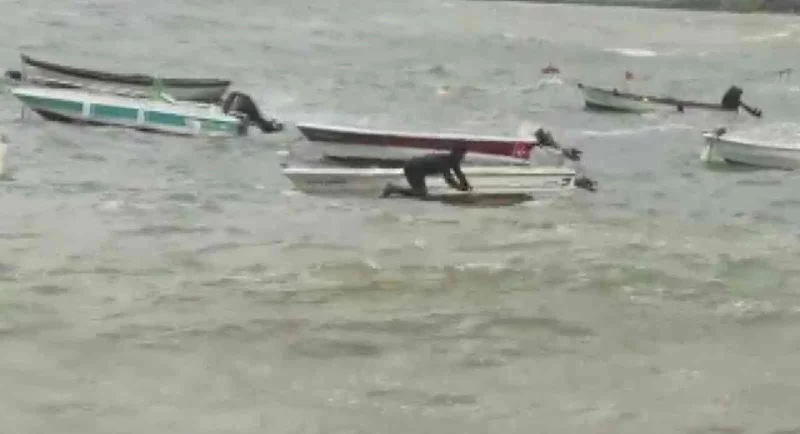 Batan teknesini kurtarmak için tehlikeye aldırmadı, denize girdi