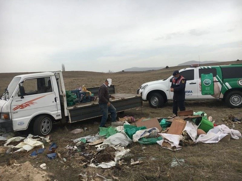 Kamu arazisinde evsel atık atarken jandarmaya yakalandı
