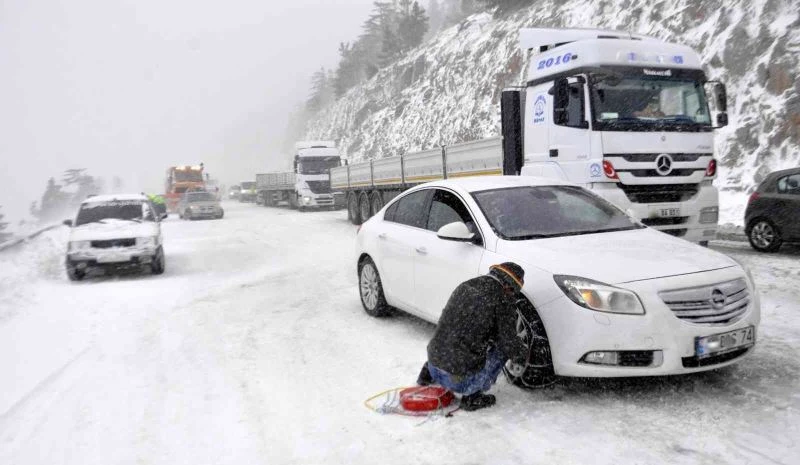 Doğuda kar yolları kapadı
