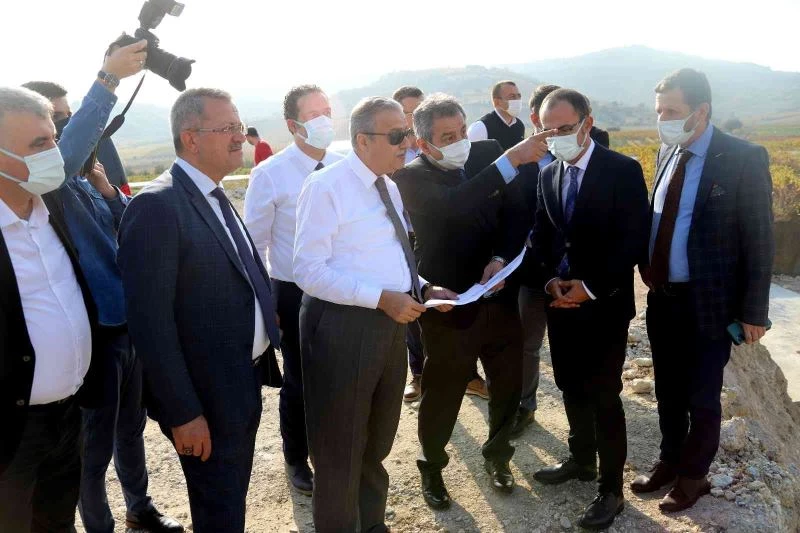 Vali Su, MTOSB otoban bağlantı yolu inşaatında incelemelerde bulundu
