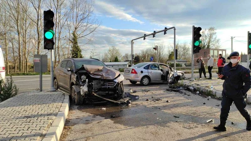 Sağlık çalışanının karıştığı kazada iki kişi yaralandı
