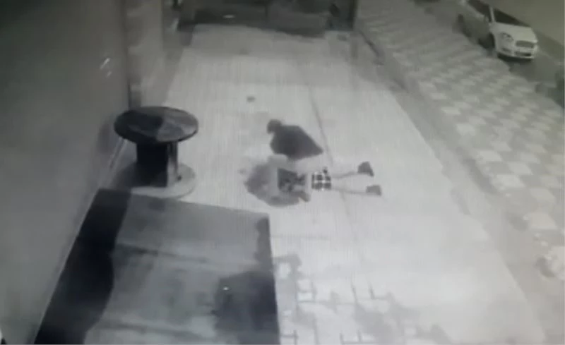 Kalp krizi geçirdiği anlar kamerada: Bir anda yere yığıldı
