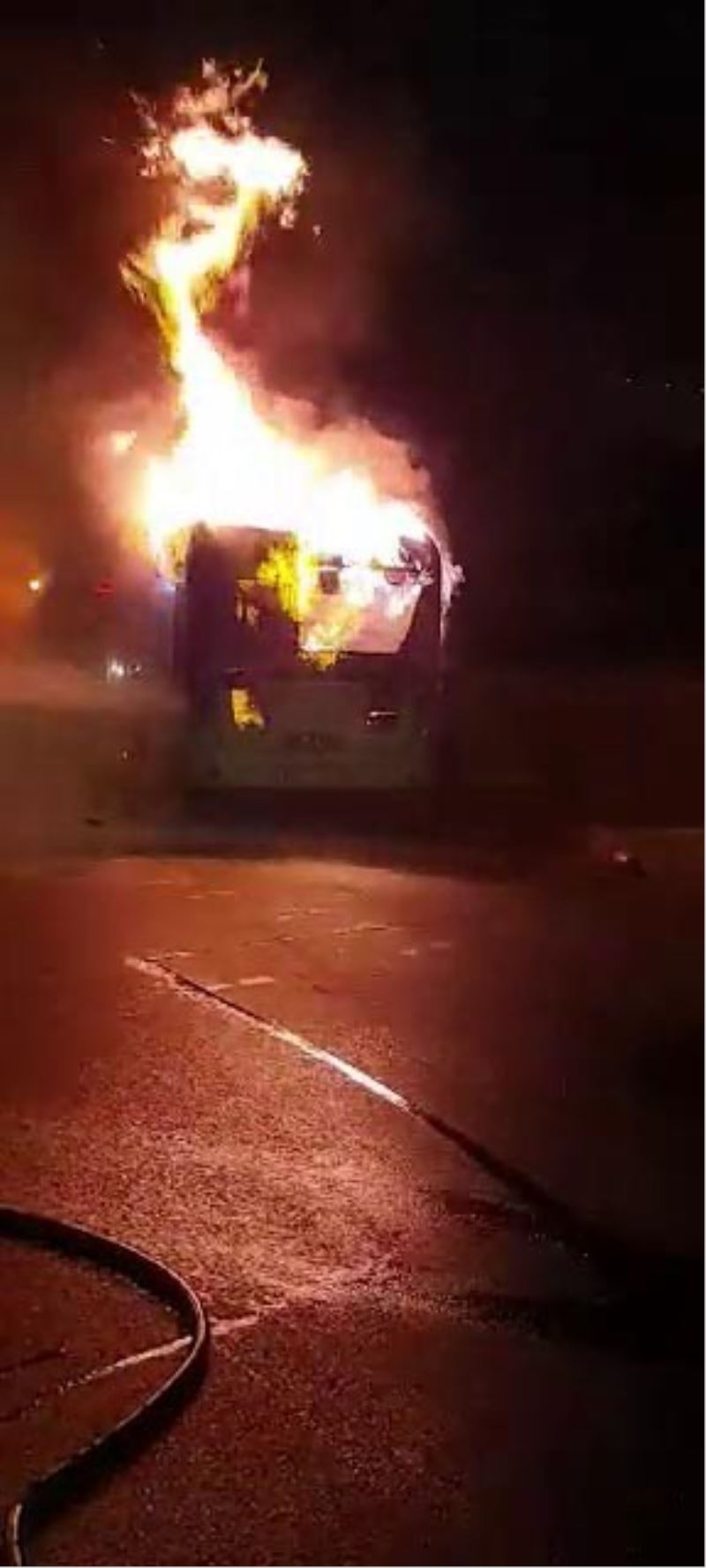 Başakşehir’de korku dolu anlar, İETT otobüsü alev alev yandı
