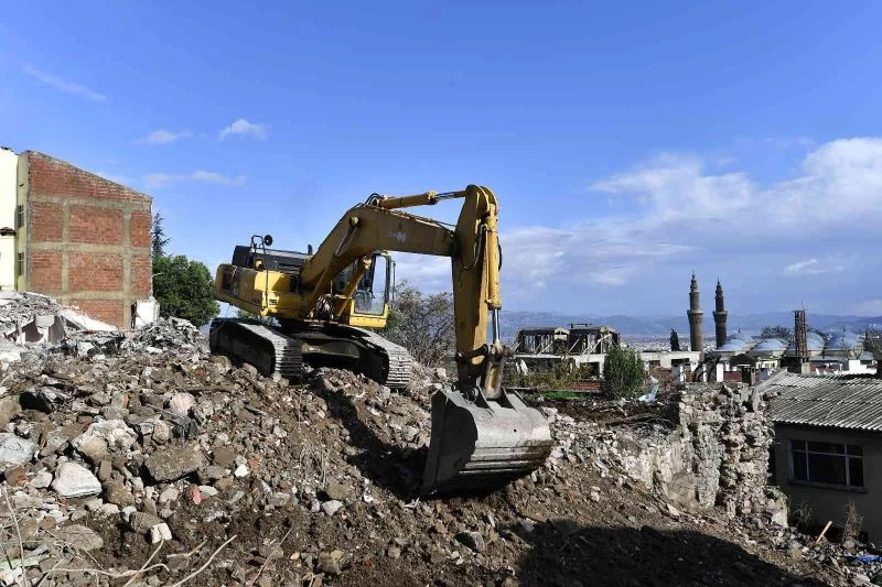 Kavaklı’da riskli binaların yıkımı sürüyor
