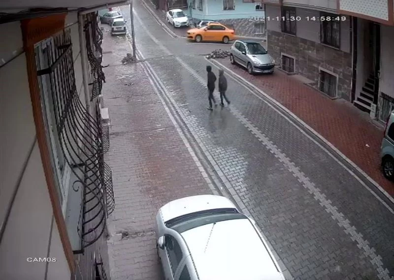 Esenyurt’ta girdikleri binalarda yangın çıkartan iki çocuk, güvenlik kameralarına yakalandı
