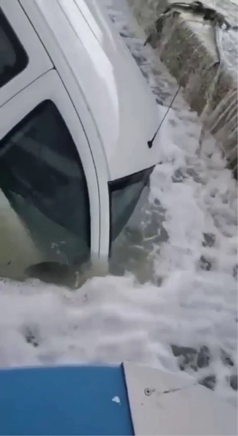 Büyükçekmece’de dev dalgalar park halindeki aracı böyle yuttu
