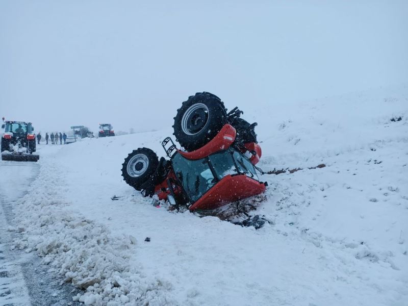 Karlı yolda traktör devrildi: 1 ölü, 2 yaralı

