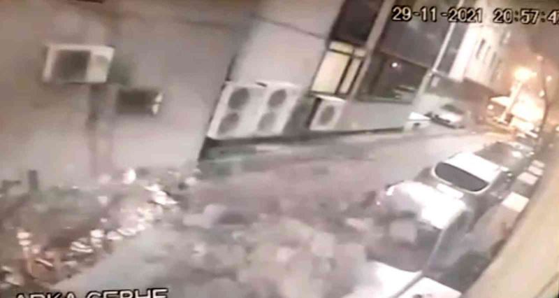 İstanbul’da lodosta korku dolu anlar: Çatı aracın üzerine böyle düştü
