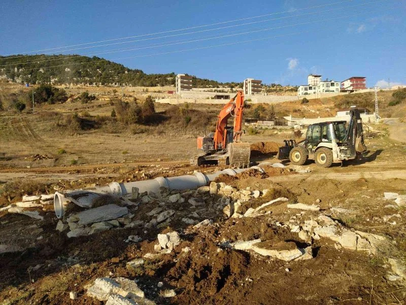 Torosların yüksek kesimlerinde yol çalışmaları sürüyor
