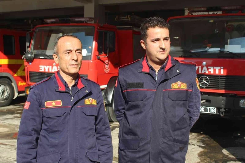 Nefessiz kalan bebeği kurtaran itfaiye erleri o anları anlattı
