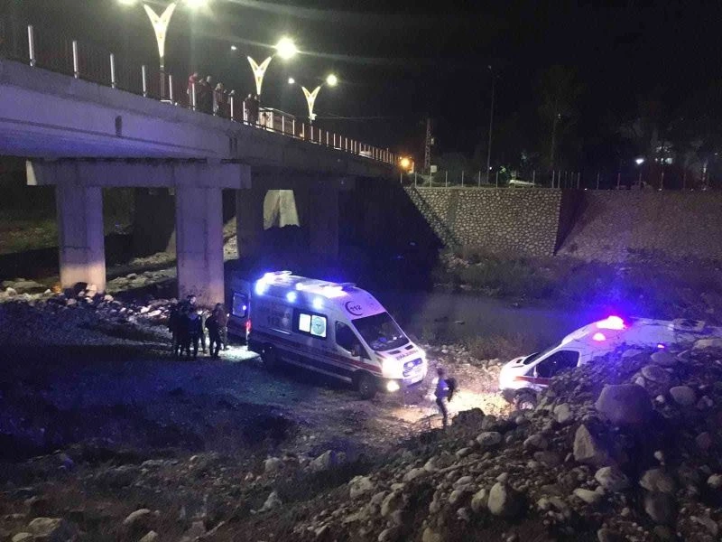 Osmaniye’de minibüs köprüden Savrun Çayı’na uçtu: 3 yaralı