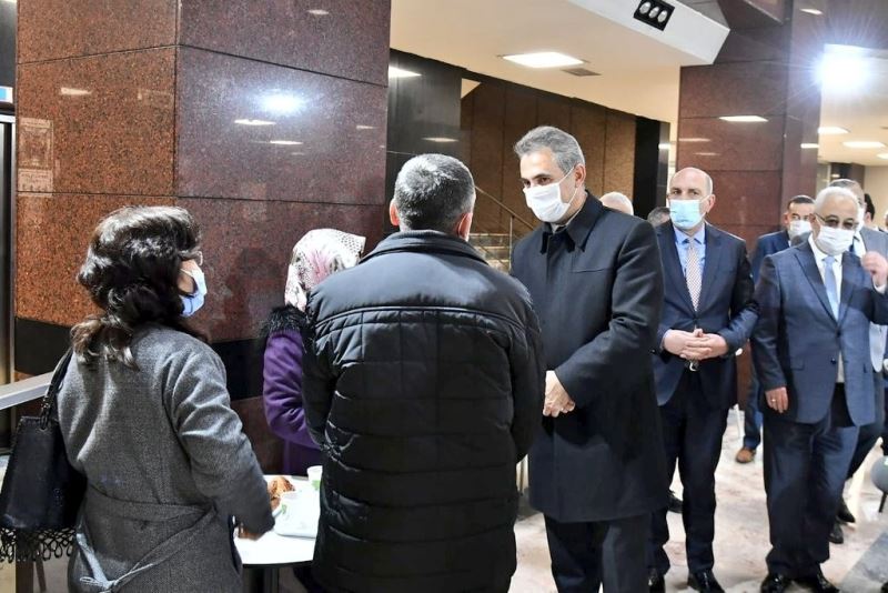Mamak Belediye Başkanı Köse’den vatandaşlara ve personele kapıda karşılama
