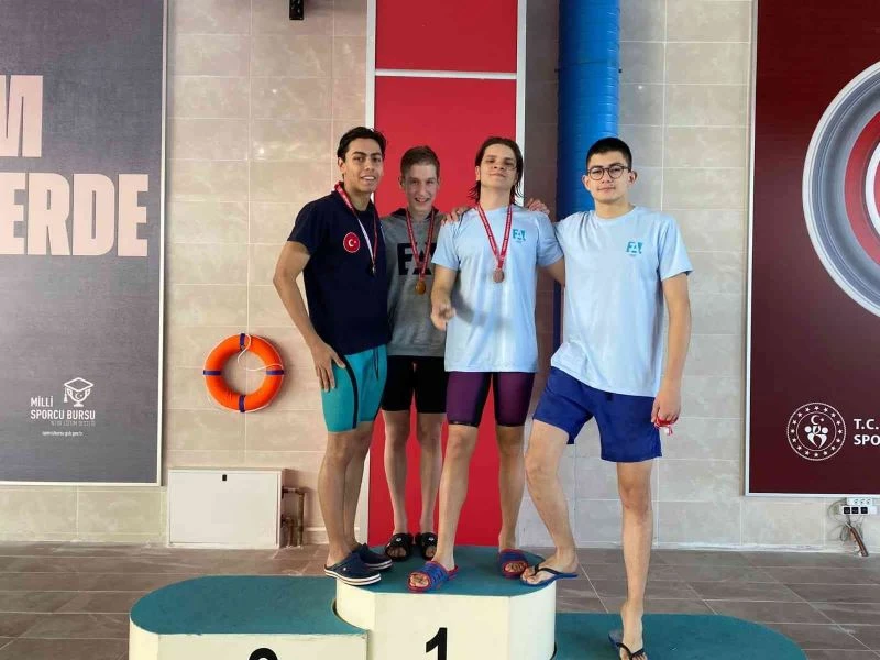 EAL’nin genç yüzücüleri il birincisi oldu
