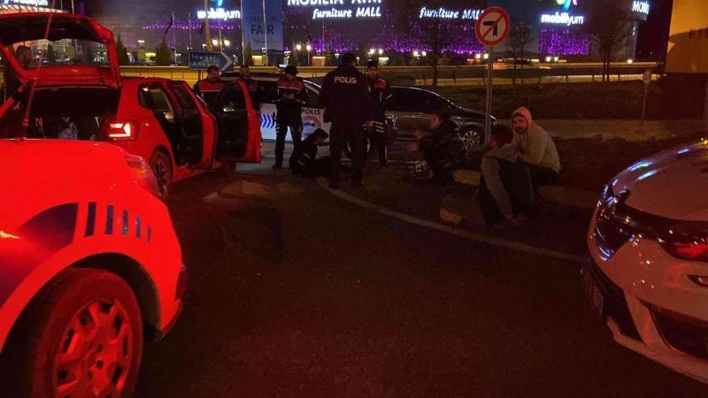 Polisin ’dur’ ihtarına uymayıp 30 kilometre kaçtı, polis aracına vurarak durdu
