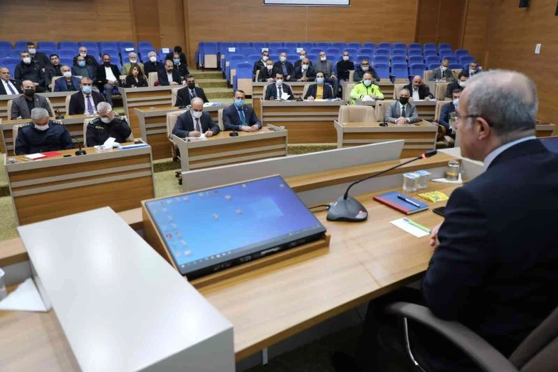 Vali Toraman, muhtarlarla bir araya geldi
