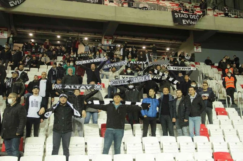 Alsancak Mustafa Denizli Stadyumu’nda ilk maç
