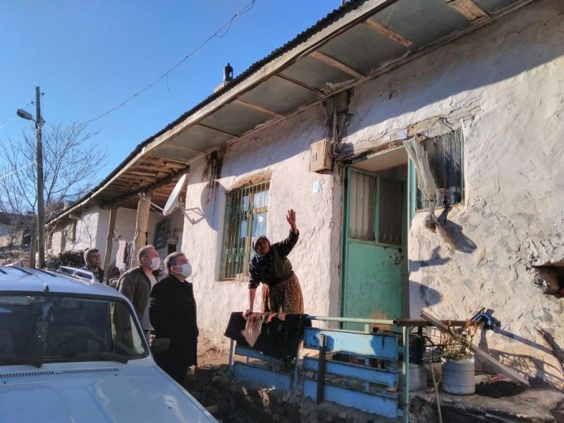 Vali Işık’tan evi hasar gören yaşlı kadına ziyaret
