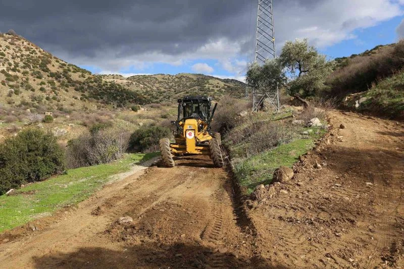 Efeler’den yağışlarla zarar gören yollara yoğun mesai
