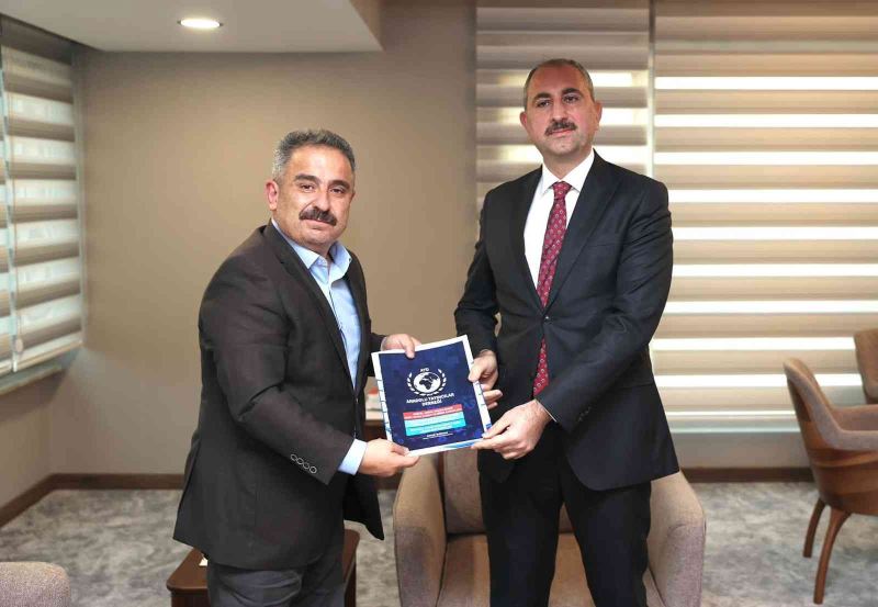 AYD Başkanı Burhan, Bakan Gül’e internet yasasıyla ilgili dosya sundu
