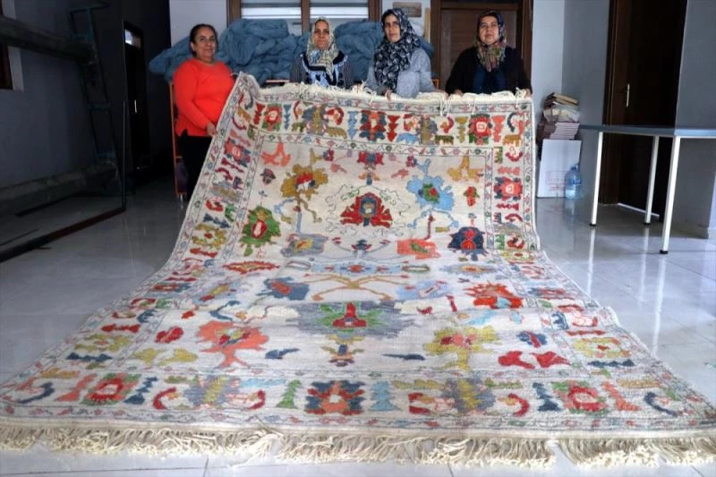 Hobi olarak başladıkları halı dokuma kursu geçim kaynakları oldu