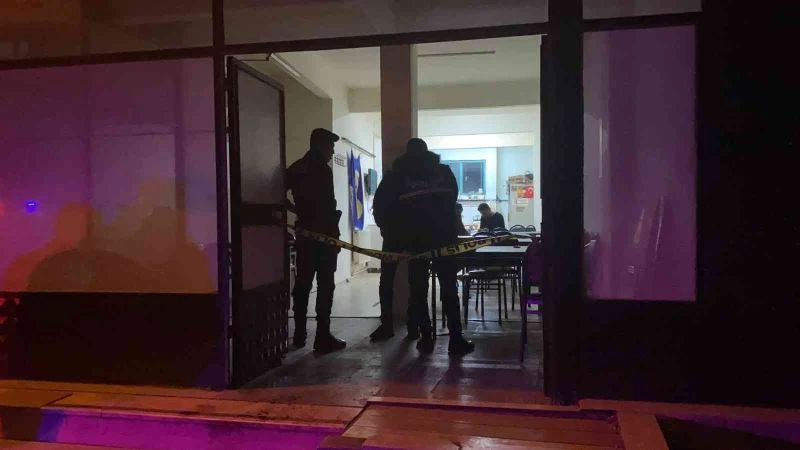 Kahvehanede tartışıp birbirlerine kurşun yağdırdılar: 1’i ağır 2 yaralı
