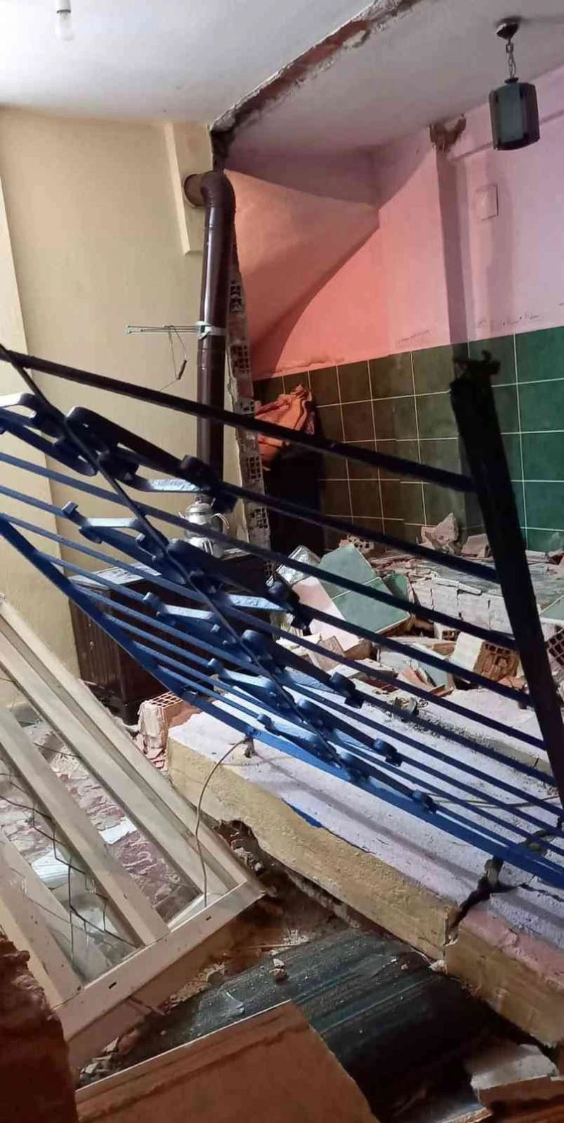 Dairede meydana gelen patlamada evin duvarı çöktü
