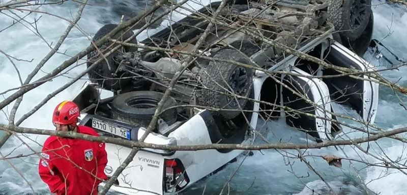 Çamlıhemşin’de kamyonet dereye uçtu: 1 ölü, 4 yaralı
