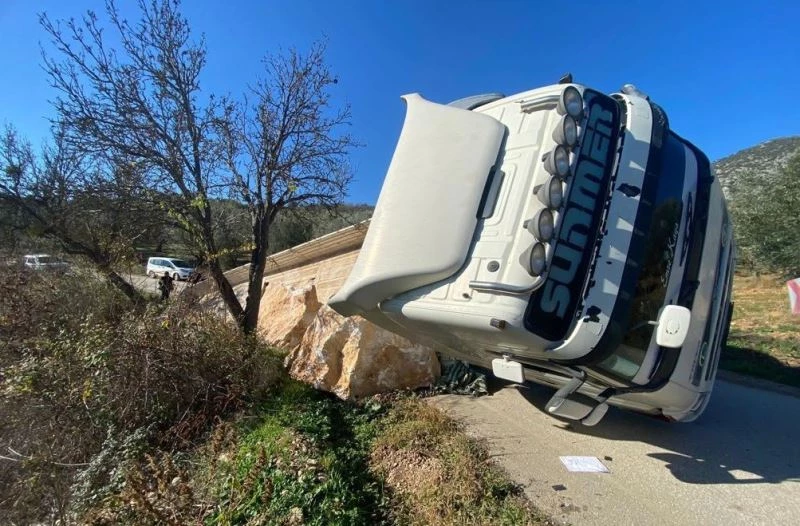 Mermer yüklü tır yol çökünce devrildi

